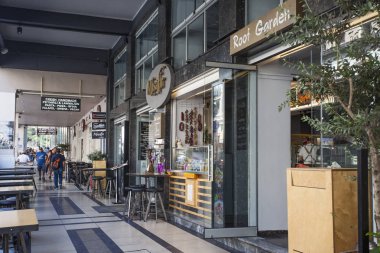 Atina, Yunanistan -2 Eylül 2019: İnsanların yürüdüğü alışveriş merkezi / Atina'da çok sayıda ticaret merkezi ve alışveriş merkezi var