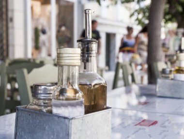 Atina'nın merkezinde sokak kafede stoklanmış masa