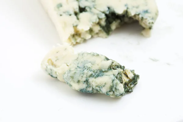 新鲜芳香的蓝色奶酪隔离在白色背景上 — 图库照片