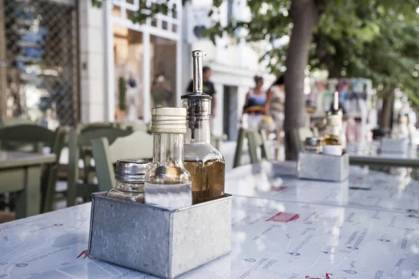 アテネ中心部のストリートカフェにストックテーブル — ストック写真