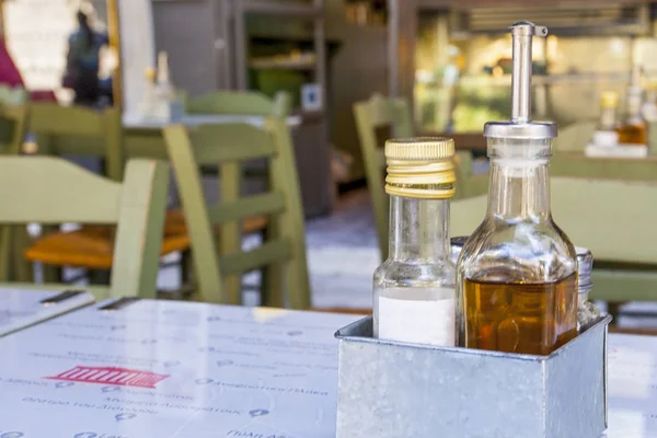 アテネ中心部のストリートカフェにストックテーブル — ストック写真