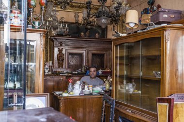 Atina, Yunanistan - 17 Ocak 2019: Satılık ünlü bit pazarı Atina, Yunanistan, antika