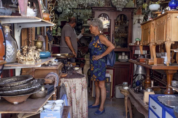 アテネ ギリシャで有名なフリー マーケットでの販売のためのアテネ ギリシャ 2019 骨董品 — ストック写真