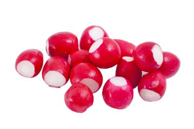 Taze lezzetli kırmızı küçük turp beyaz arka plan izole