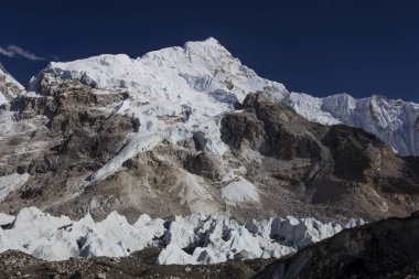Nepal'deki Everest Ana Kampı'ndan sırt ve buzuldaki dağların görünümü