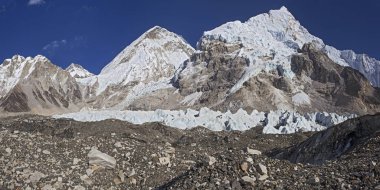Nepal'deki Everest Ana Kampı'ndan sırt ve buzuldaki dağların görünümü
