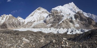 Nepal'deki Everest Ana Kampı'ndan sırt ve buzuldaki dağların görünümü