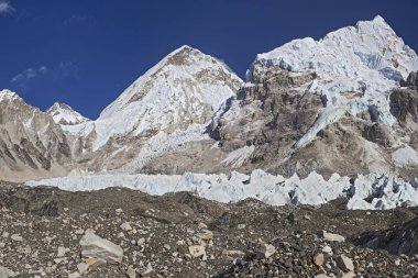 Nepal'deki Everest Ana Kampı'ndan sırt ve buzuldaki dağların görünümü