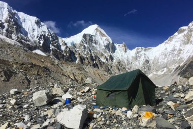 Everest Ana Kampı'nda çadırlar, Nepal'de yürüyüş