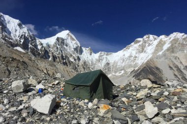 Everest Ana Kampı'nda çadırlar, Nepal'de yürüyüş