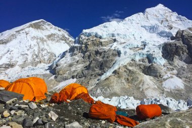 Everest Ana Kampı'nda çadırlar, Nepal'de yürüyüş