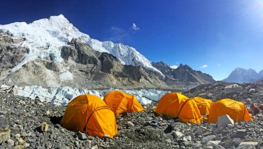 Everest Ana Kampı'nda çadırlar, Nepal'de yürüyüş