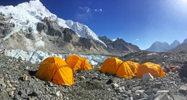 Everest Ana Kampı'nda çadırlar, Nepal'de yürüyüş