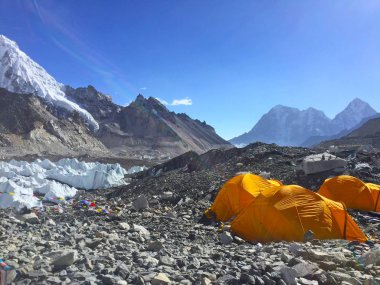 Everest Ana Kampı'nda çadırlar, Nepal'de yürüyüş