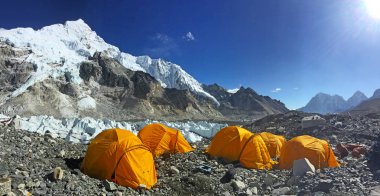 Everest Ana Kampı'nda çadırlar, Nepal'de yürüyüş