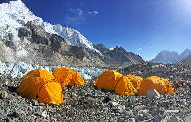 Everest Ana Kampı'nda çadırlar, Nepal'de yürüyüş