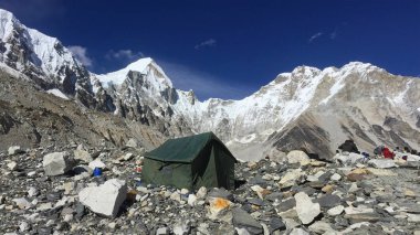 Everest Ana Kampı'nda çadırlar, Nepal'de yürüyüş