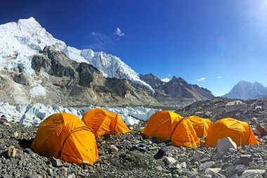Everest Ana Kampı'nda çadırlar, Nepal'de yürüyüş