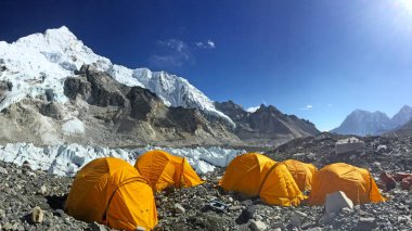 Everest Ana Kampı'nda çadırlar, Nepal'de yürüyüş