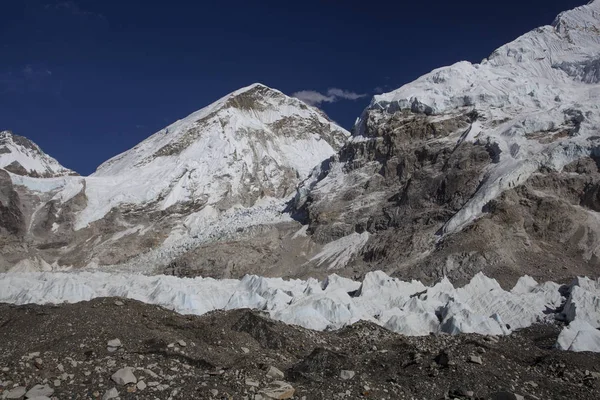 Widok Góry Grzbiecie Lodowiec Obozu Everest Base Nepalu — Zdjęcie stockowe