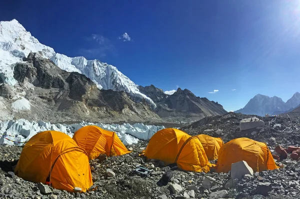 Everest Ana Kampı'nda çadırlar, Nepal'de yürüyüş