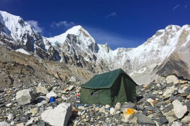 Everest Ana Kampı'nda çadırlar, Nepal'de yürüyüş