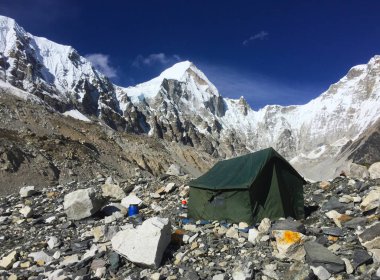 Everest Ana Kampı'nda çadırlar, Nepal'de yürüyüş