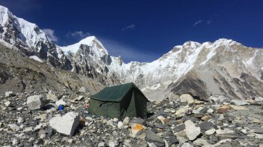 Everest Ana Kampı'nda çadırlar, Nepal'de yürüyüş