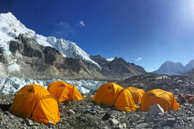 Her Üs Kampı, NEPAL, 20 Ekim 2018 - Everest Dağı ana kampı, çadırlar ve dua bayrakları, sagarmatha ulusal parkı, Everest ana kampına yürüyüş -