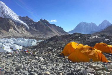 Her Üs Kampı, NEPAL, 20 Ekim 2018 - Everest Dağı ana kampı, çadırlar ve dua bayrakları, sagarmatha ulusal parkı, Everest ana kampına yürüyüş -