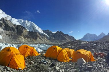 Her Üs Kampı, NEPAL, 20 Ekim 2018 - Everest Dağı ana kampı, çadırlar ve dua bayrakları, sagarmatha ulusal parkı, Everest ana kampına yürüyüş -