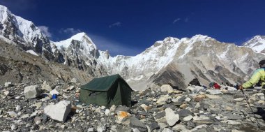 Her Üs Kampı, NEPAL, 20 Ekim 2018 - Everest Dağı ana kampı, çadırlar ve dua bayrakları, sagarmatha ulusal parkı, Everest ana kampına yürüyüş -