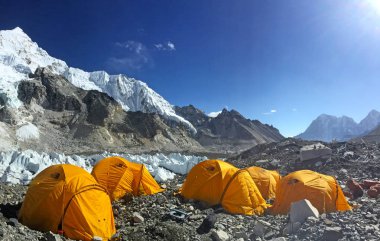 Her Üs Kampı, NEPAL, 20 Ekim 2018 - Everest Dağı ana kampı, çadırlar ve dua bayrakları, sagarmatha ulusal parkı, Everest ana kampına yürüyüş -