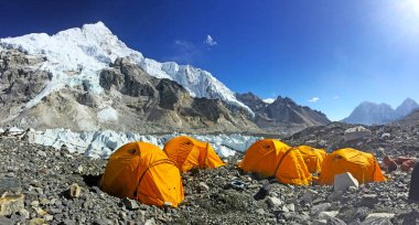 Her Üs Kampı, NEPAL, 20 Ekim 2018 - Everest Dağı ana kampı, çadırlar ve dua bayrakları, sagarmatha ulusal parkı, Everest ana kampına yürüyüş -