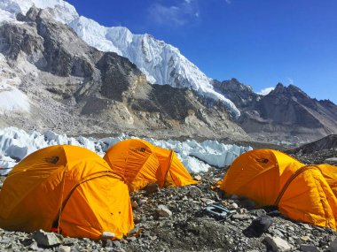 Her Üs Kampı, NEPAL, 20 Ekim 2018 - Everest Dağı ana kampı, çadırlar ve dua bayrakları, sagarmatha ulusal parkı, Everest ana kampına yürüyüş -