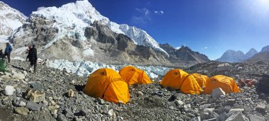 Her Üs Kampı, NEPAL, 20 Ekim 2018 - Everest Dağı ana kampı, çadırlar ve dua bayrakları, sagarmatha ulusal parkı, Everest ana kampına yürüyüş -