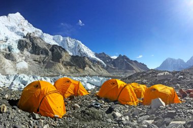 Her Üs Kampı, NEPAL, 20 Ekim 2018 - Everest Dağı ana kampı, çadırlar ve dua bayrakları, sagarmatha ulusal parkı, Everest ana kampına yürüyüş -