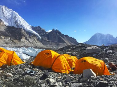 Her Üs Kampı, NEPAL, 20 Ekim 2018 - Everest Dağı ana kampı, çadırlar ve dua bayrakları, sagarmatha ulusal parkı, Everest ana kampına yürüyüş -