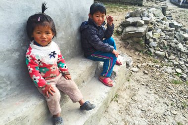 HIMALAYAS, Everest REGION, NEPAL - 20 EKİM 2010: Evlerinin yakınındaki Himalaya köyündeki sokakta Nepal çocukları portreleri
