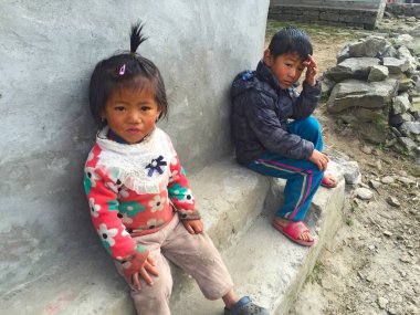 HIMALAYAS, Everest REGION, NEPAL - 20 EKİM 2010: Evlerinin yakınındaki Himalaya köyündeki sokakta Nepal çocukları portreleri