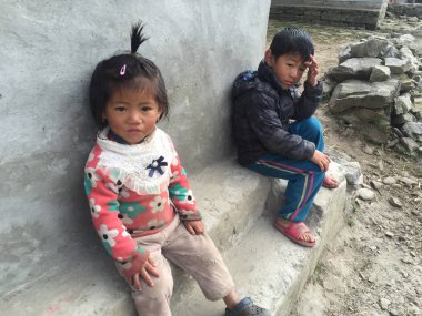 HIMALAYAS, Everest REGION, NEPAL - 20 EKİM 2010: Evlerinin yakınındaki Himalaya köyündeki sokakta Nepal çocukları portreleri