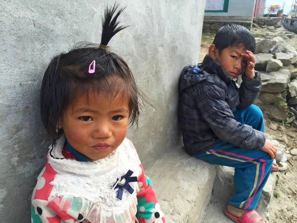 2010年10月20日 ネパールのヒマラヤの村の路上で 自宅近くのネパール人の子供たちの肖像画 — ストック写真