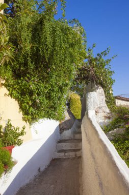 Atina'nın ince sokaklarında beyaz merdivenler; Yunanistan