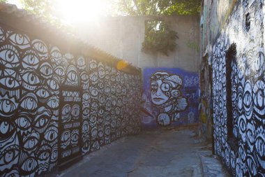 Atina, Yunanistan - 12 Eylül 2019: Şehir surlarında çağdaş grafiti sanatı. Yunanistan'da 2010 yılından bu yana yaşadığı ekonomik kriz, yeni bir grafiti dalgasına yol açtı ve Atina'yı sokak sanatçıları için yeni bir Mekke haline getirdi..