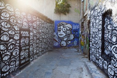 Atina, Yunanistan - 12 Eylül 2019: Şehir surlarında çağdaş grafiti sanatı. Yunanistan'da 2010 yılından bu yana yaşadığı ekonomik kriz, yeni bir grafiti dalgasına yol açtı ve Atina'yı sokak sanatçıları için yeni bir Mekke haline getirdi..