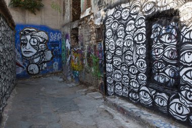 Atina, Yunanistan - 12 Eylül 2019: Şehir surlarında çağdaş grafiti sanatı. Yunanistan'da 2010 yılından bu yana yaşadığı ekonomik kriz, yeni bir grafiti dalgasına yol açtı ve Atina'yı sokak sanatçıları için yeni bir Mekke haline getirdi..