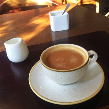 Masada sütlü kahve ile americano fincan