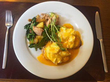 Beyaz platekfast üzerinde brea için yumurta benedict 