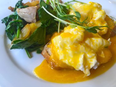 Beyaz platekfast üzerinde brea için yumurta benedict 