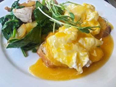 Beyaz platekfast üzerinde brea için yumurta benedict 